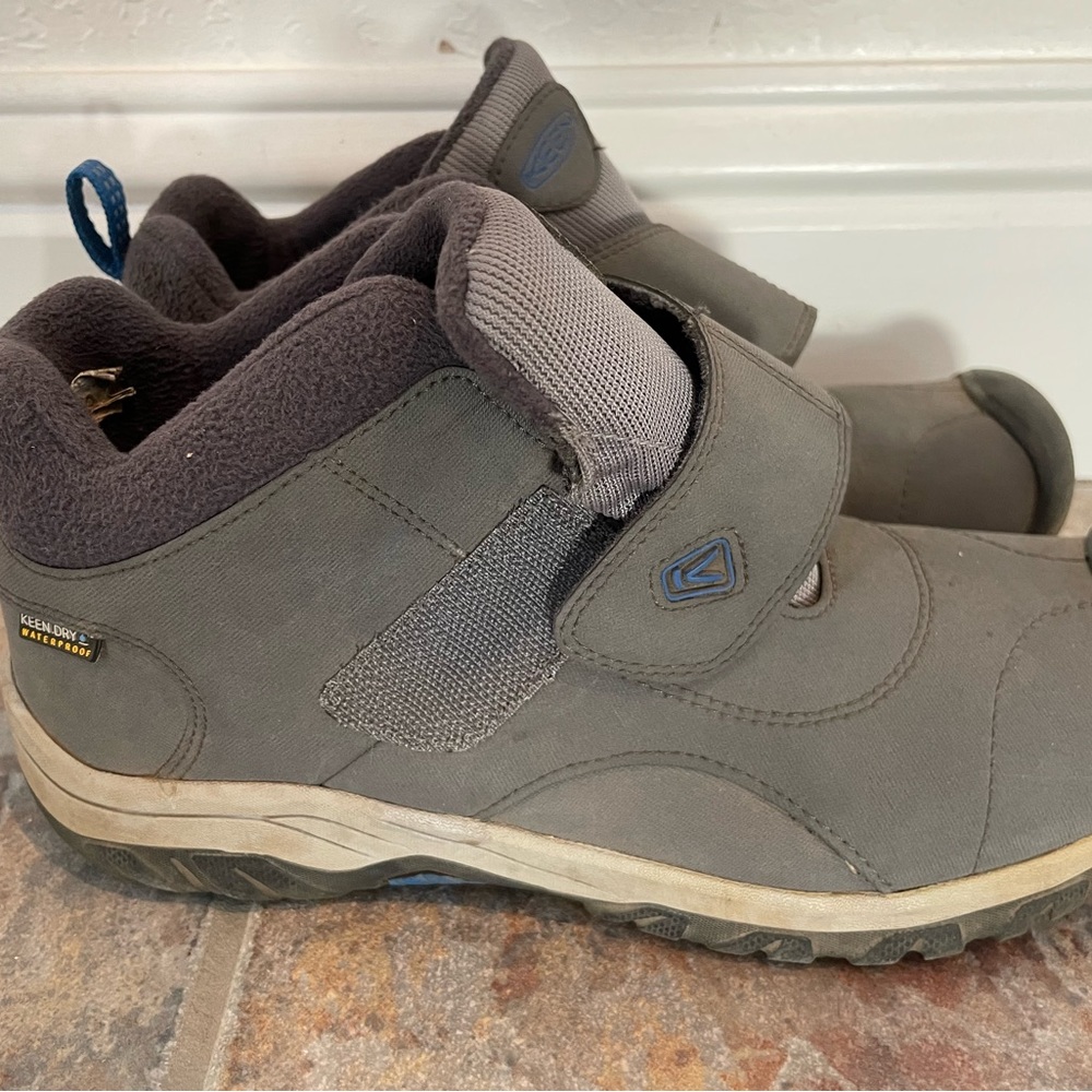 Keen waterproof boys shoes size 6
